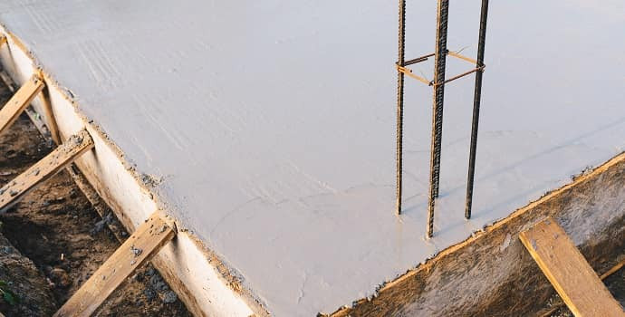 Jak zabezpieczyć beton przed szkodliwym działaniem wody?