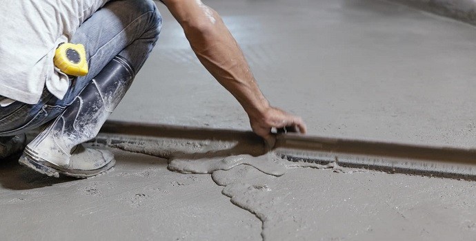 Czy wyrównanie posadzki betonowej jest skomplikowane?